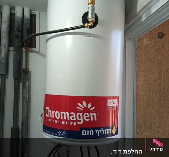 דוד שמש כרומגן מותקן על קיר עם צינורות